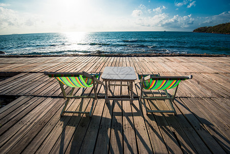 海边的甲板上的沙滩椅图片