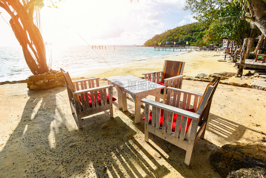 海滩观浪和岸风景桌椅和坐的热带岛屿在泰国度假时有海洋蓝天背景图片
