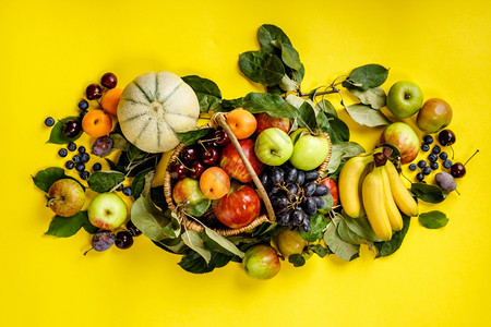 黄色背景的新鲜水果和浆平铺顶端视图蔬菜清洁饮食原始物概念图片