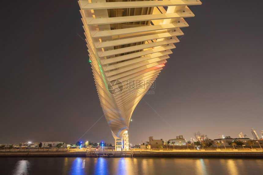三角桥湖或河流建筑结构迪拜下城天线阿拉伯联合酋长国或阿金融区和夜间城市商业区图片