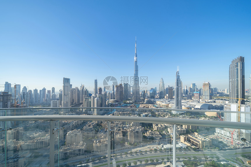 在酒店BurjKhalifa的私人阳台或迪拜市中心天线阿拉伯联合酋长国或阿智能城市的阿联酋金融区旅行和度假概念图片