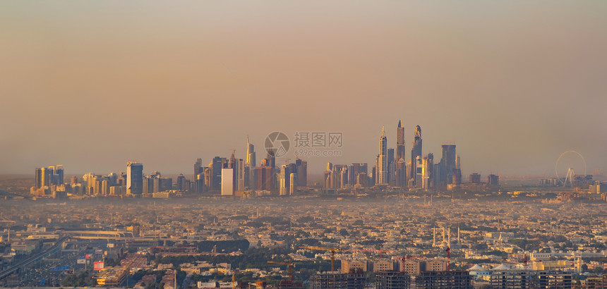 阿拉伯联合酋长国迪拜下城天线和渡轮的空中景象或者阿拉伯联合酋长国金融区和智能城市的商业区日落时天梯和高楼大图片