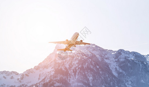 飞机正在大山前面降落高清图片