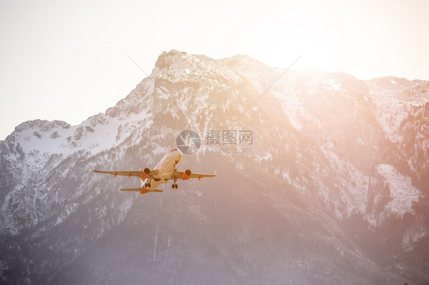 飞机正在大山前面降落图片