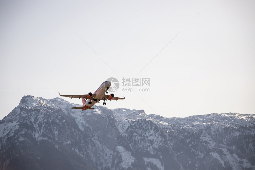 飞机正在大雪山附近降落图片