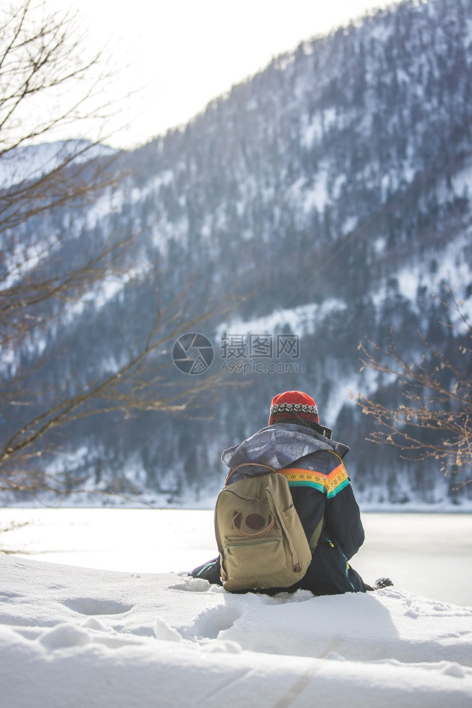 美丽的高加索女孩正坐在雪中冬季风景奥地利图片