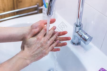 熏蒸仪近距离在浴室里洗手预防流感或冠状腺炎背景