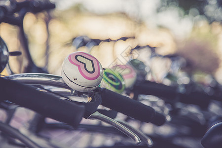 自行车上的可爱多彩铃铛特写镜头背景图片