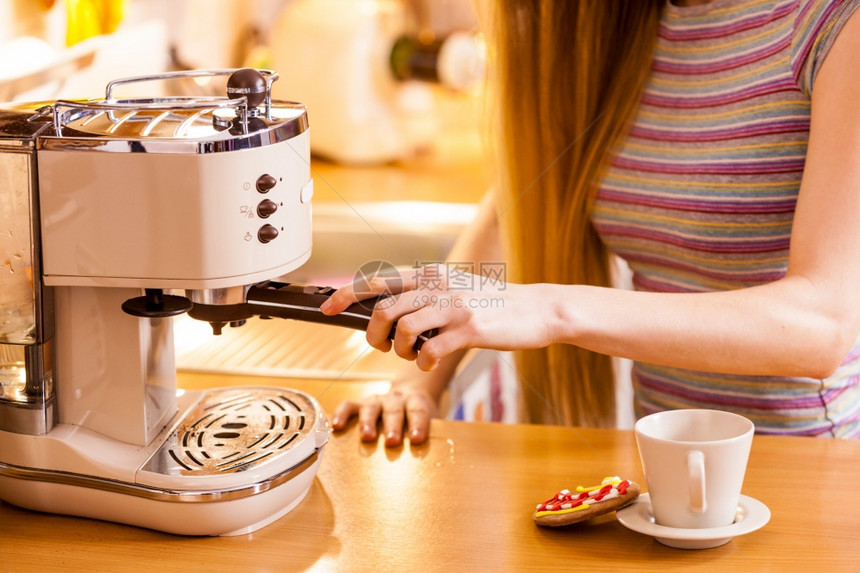 厨房里的女人用机器煮热喝咖啡家里的酒吧厨房女人用机器煮咖啡图片