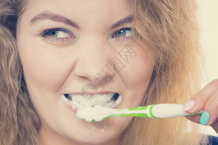 妇女刷牙阳口腔卫生粉刷图像图片