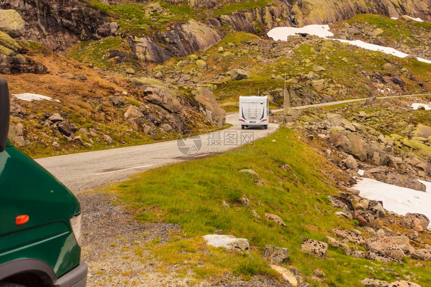 在挪威群山公路上的旅游度假露营房车图片