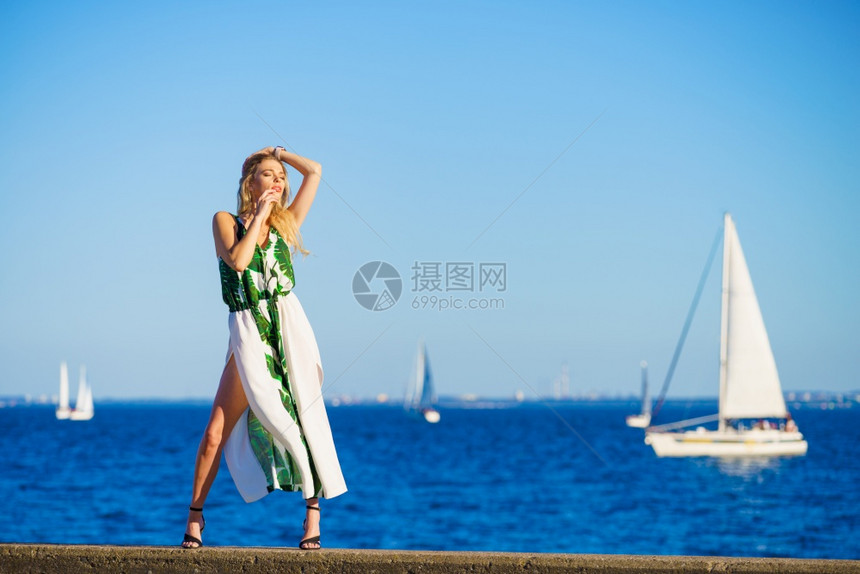 漂亮的时装模特儿漂亮的金发年轻成女子穿着长的白色绿夏日服图片