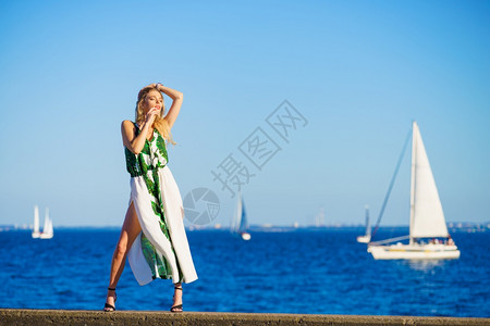 漂亮的时装模特儿漂亮的金发年轻成女子穿着长的白色绿夏日服图片