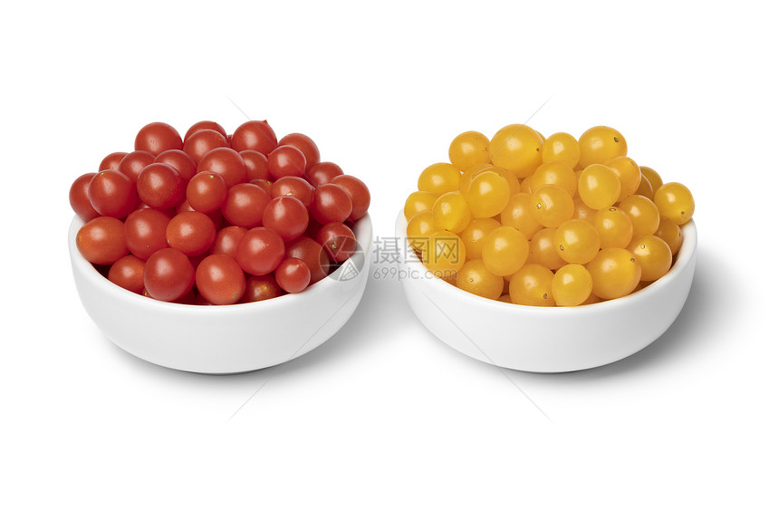 新鲜红黄番茄和的碗关闭白底隔绝图片
