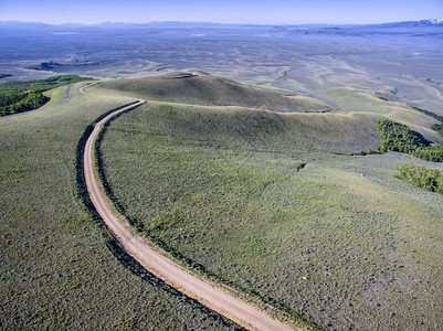 科罗拉多州北公园独立山路向瓦尔登和北普拉特河谷的空中观察图片