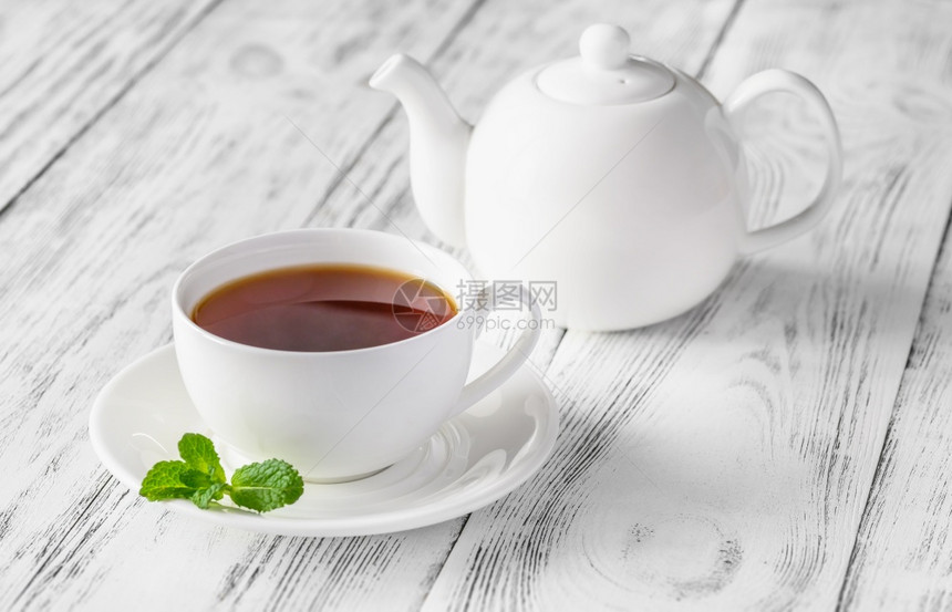 木背景的黑茶杯图片