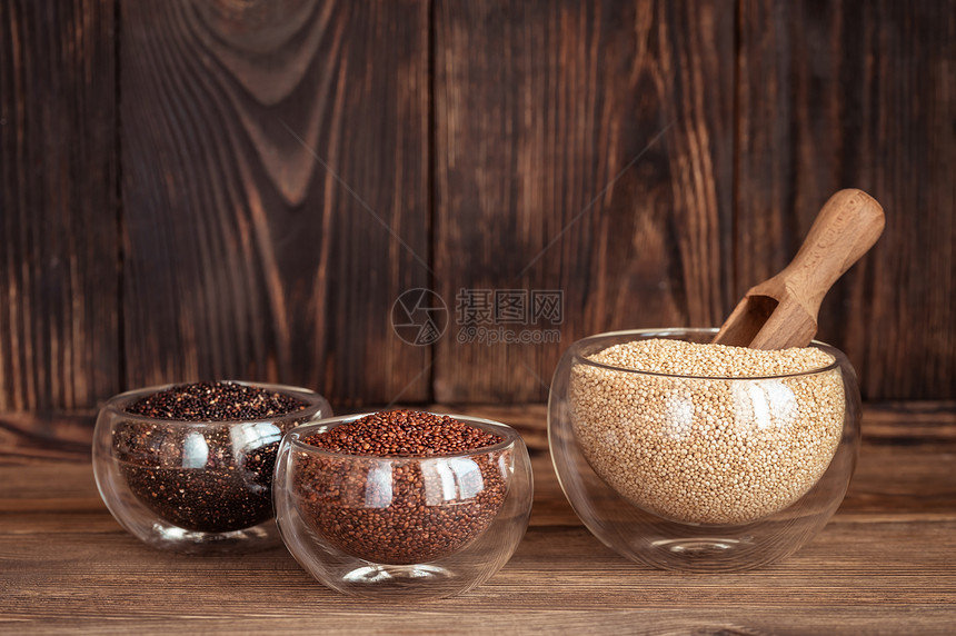 木背景上不同种类的quinoa图片