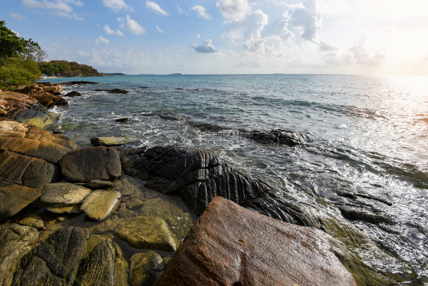 令人惊叹的热带海滩岩石岸洋天堂地貌日出或落图片