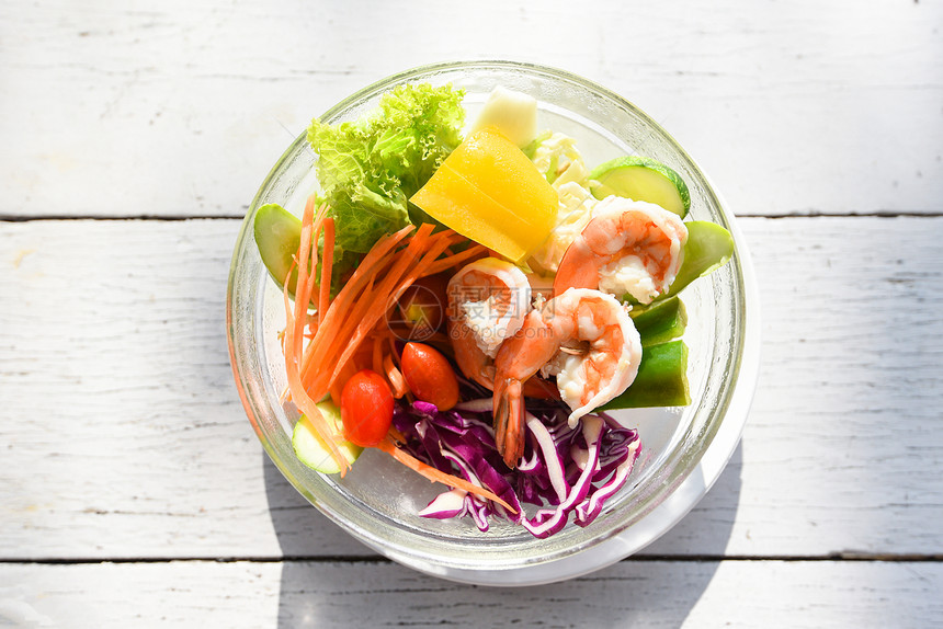 早吃沙拉蔬菜餐虾和水果及新鲜生菜图片
