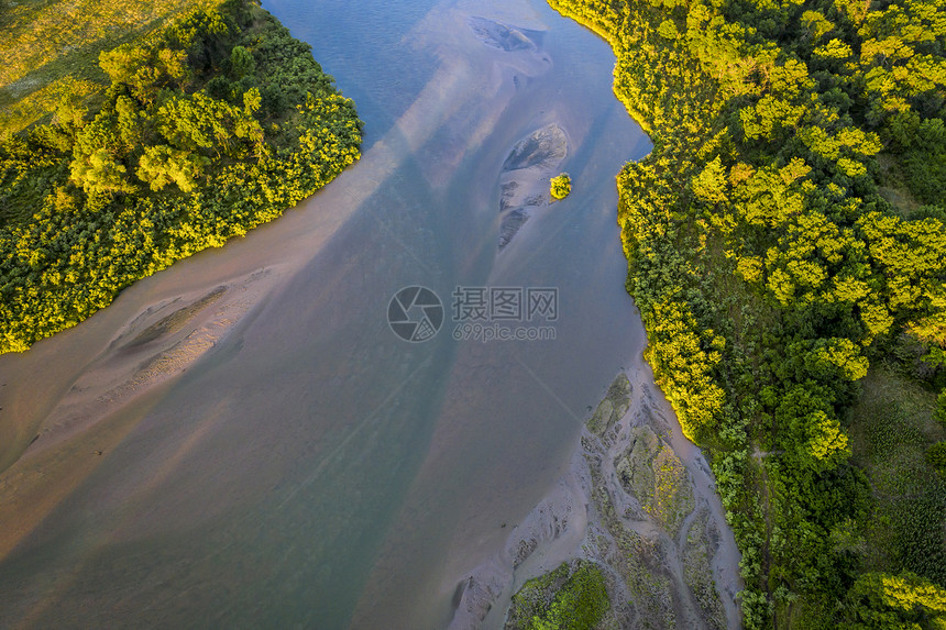 Nebraska森林的Dismal河对夏季风景的空中观察图片