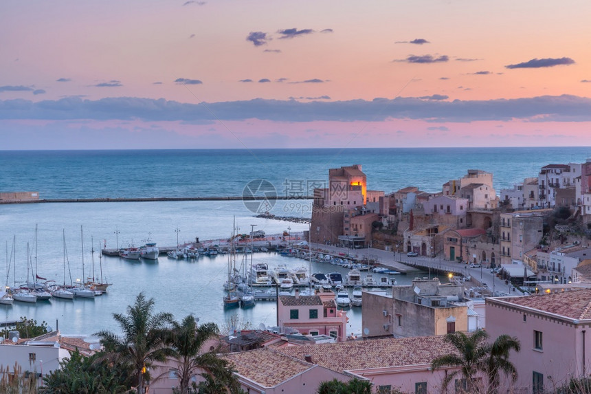 CalaMarina中世纪堡垒沿海城市CastellammaredelGolfo港日出时粉色意大利西里图片