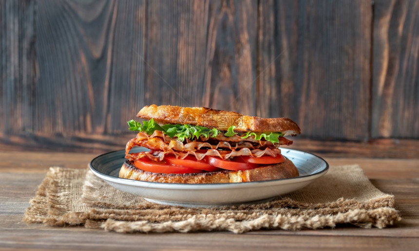 配培根生菜和番茄的BLT三明治图片