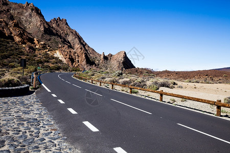 在兰萨罗特的加那利岛有公路的火山景观高清图片