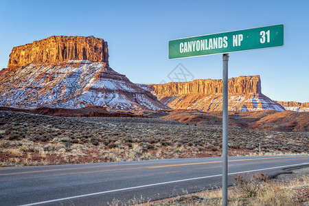Canyonlands公园31英里冬季路牌日出西南风景旅行和娱乐概念图片