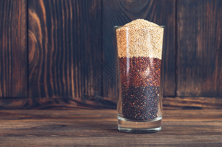 玻璃罐中的藜麦黑色玻璃有不同种类的quinoa背景