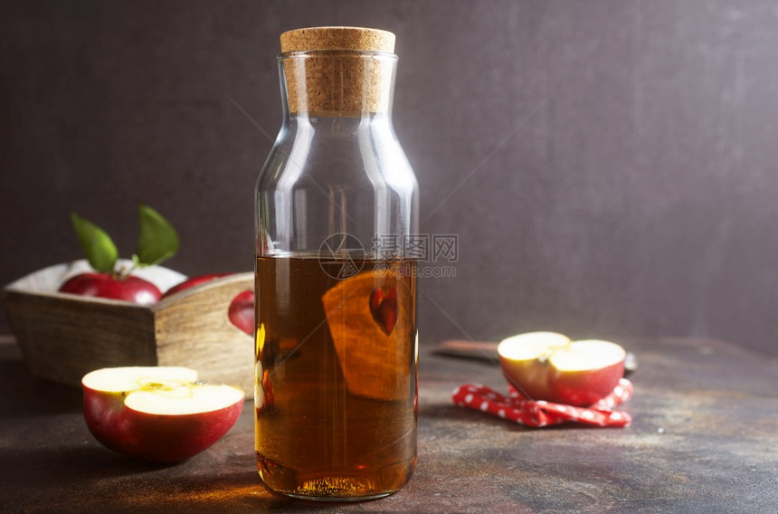 苹果汁来自新鲜苹红和汁图片