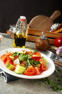 新鲜沙拉加番茄和黄瓜图片