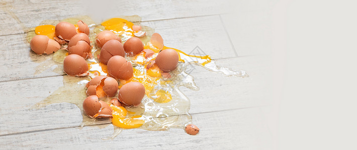 地板底骨折碎的鸡蛋背景图片