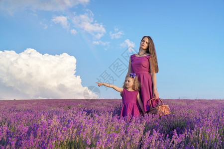 青草地的小女孩和母亲家庭护理和自然组成图片