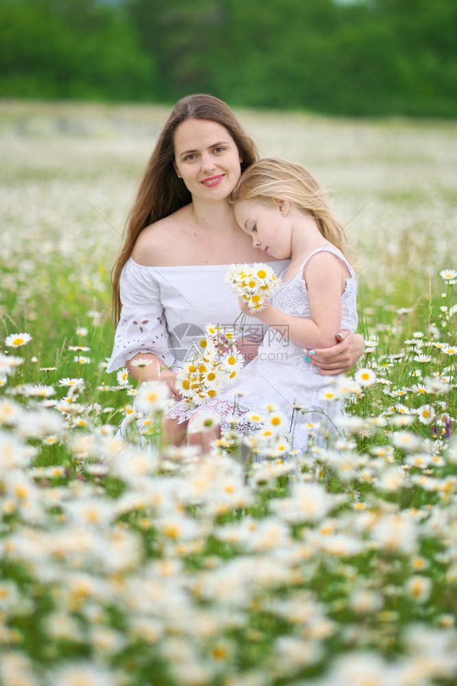 快乐的母亲和女儿在大卡莫米尔山地草原上情感爱和照顾的场景图片