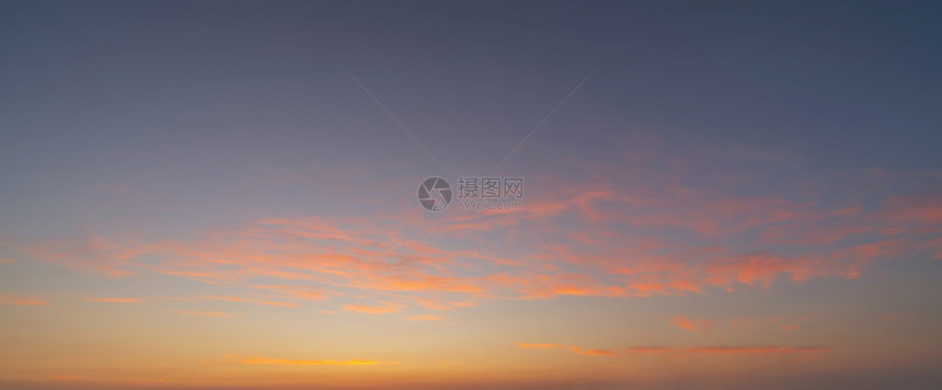 日落天空自然景观背摘要蓝色和橙戏剧紫的云彩黄昏时图片