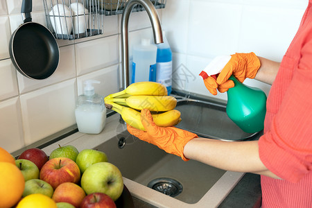 在厨房的水果上喷洒消毒化学品新冠19新冠大流行概念图片