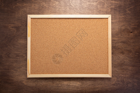 木背景纹理上的软木板背景图片