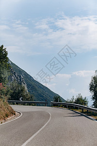 山区的漂亮道路图片