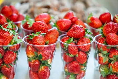 准备在市场上出售的新鲜红草莓图片