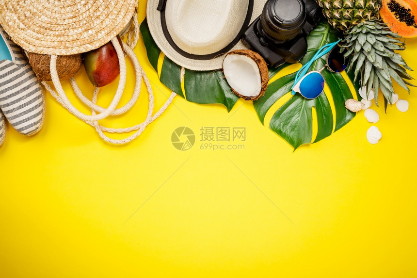 画帽照相机袋子夏鞋太阳镜贝壳热带叶子和黄底水果顶层风景夏季时装假日概念文字空间图片