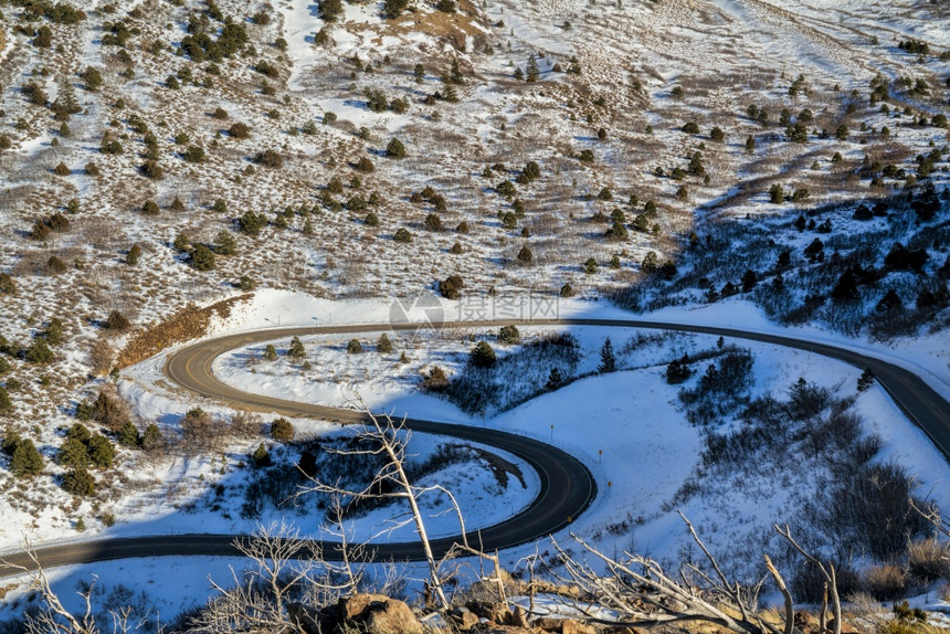 冬季风山路景MoabUtah附近的LaSal山环旅行和度假概念图片