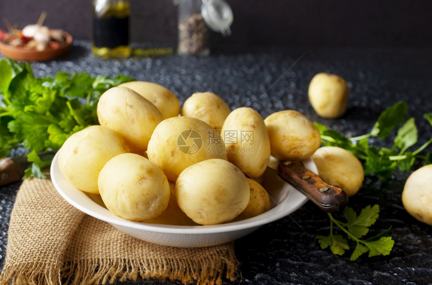 生土豆碗中的烘烤用生土豆图片