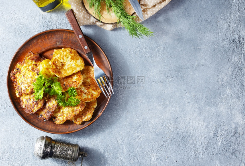 传统土豆煎饼由生制成图片