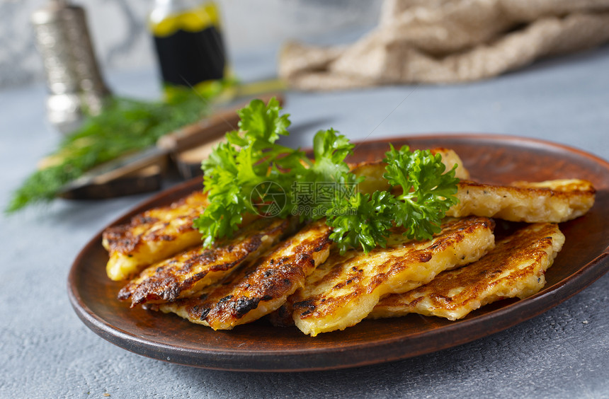 传统土豆煎饼由生制成图片