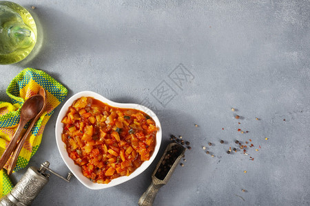 土豆胡萝卜和辣椒加番茄酱背景图片