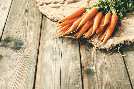 新鲜的胡萝卜有机橙胡萝卜健康的素食图片