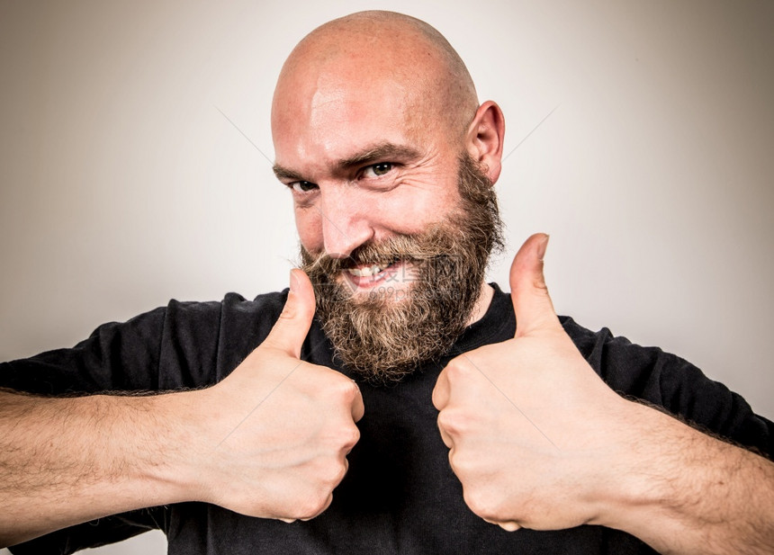 一个笑着留胡子的男人图片