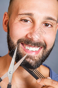 一个用剪刀梳胡须的男人肖像图片