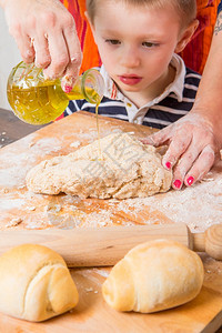 快乐的孩子们做自制面包高清图片