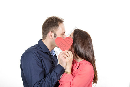 红心型接吻夫妇图片